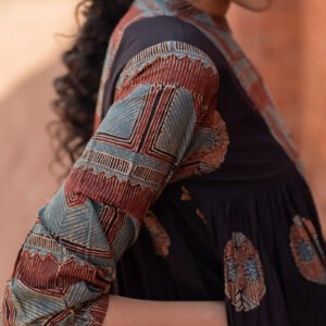 Amra Side Pleat Kurta - Black - Image 9