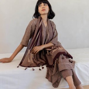 Alternative view of V Neck Panelled Kurta Set of 3 - Maroon meadow